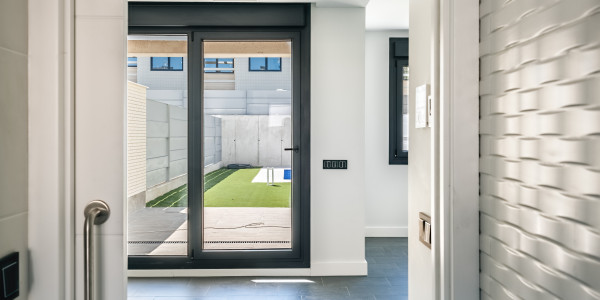 Fabricantes / Instaladores de Puertas y Ventanas de Aluminio / PVC Bràfim · Bisagra Oculta