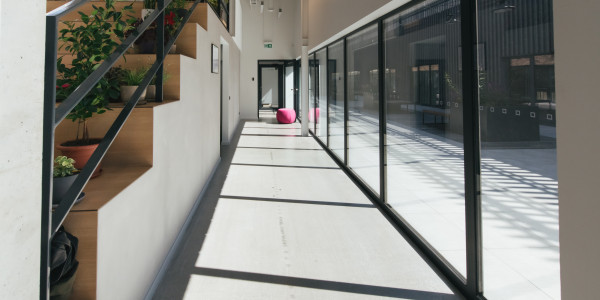 Fabricantes / Instaladores de Puertas y Ventanas de Aluminio / PVC Bràfim · Raíl Empotrable Adaptado al Paso de Minusválidos