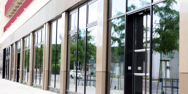 Puertas y Ventanas Aislantes de Aluminio / PVC Duesaigües · Raíl Empotrable Adaptado al Paso de Minusválidos