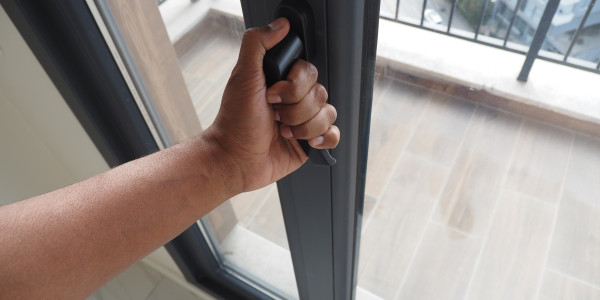 Puertas y Ventanas Insonorizadas de Aluminio / PVC Rocafort de Queralt · Cierre Hermético